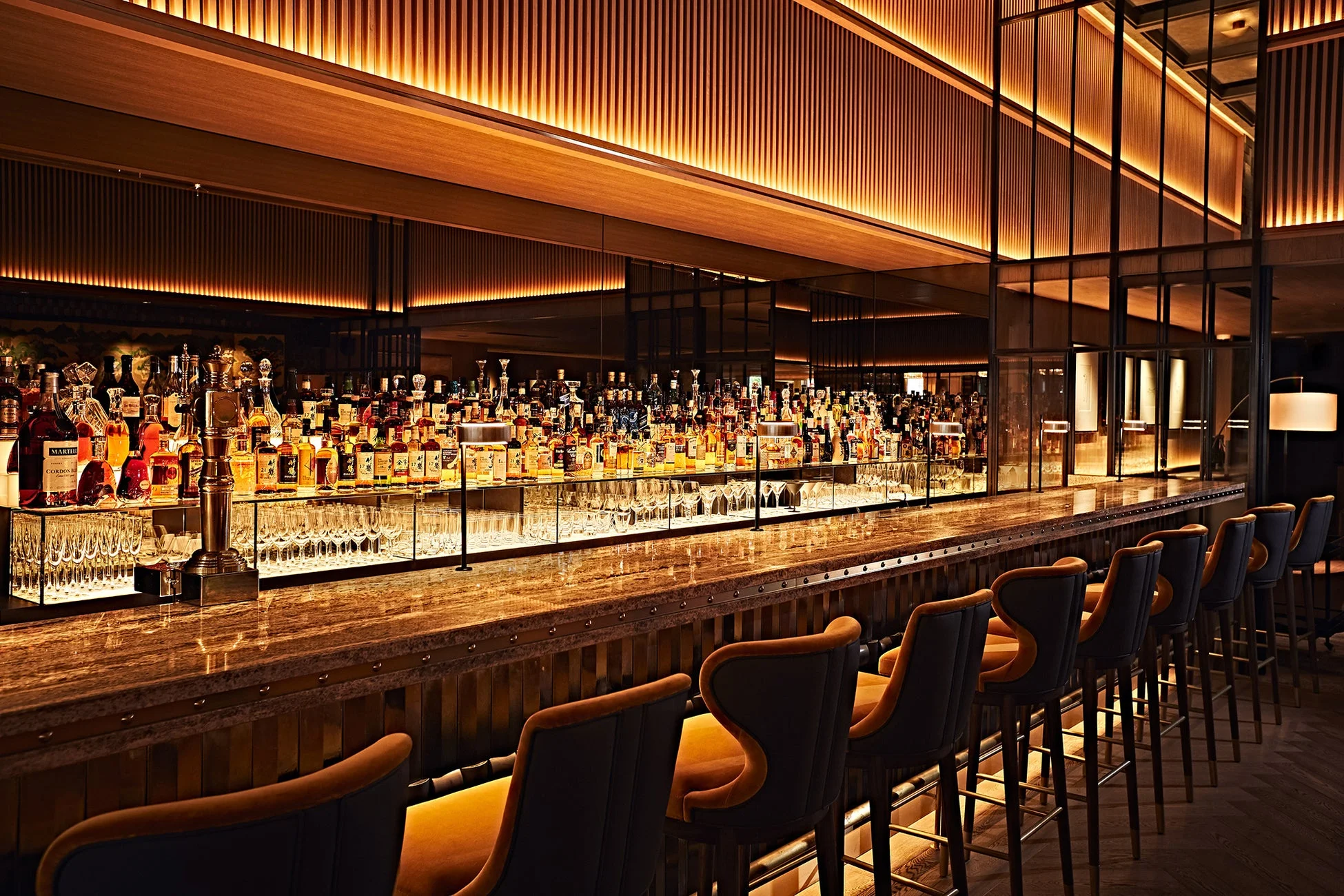 バー「アンバー」店内