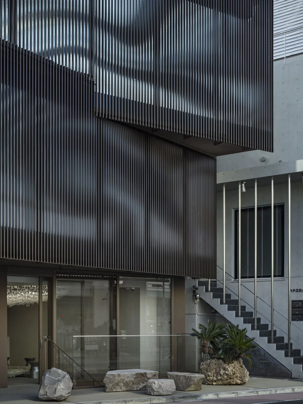 現代的なデザインのビルで、特徴的な縦ルーバーのファサードが印象的