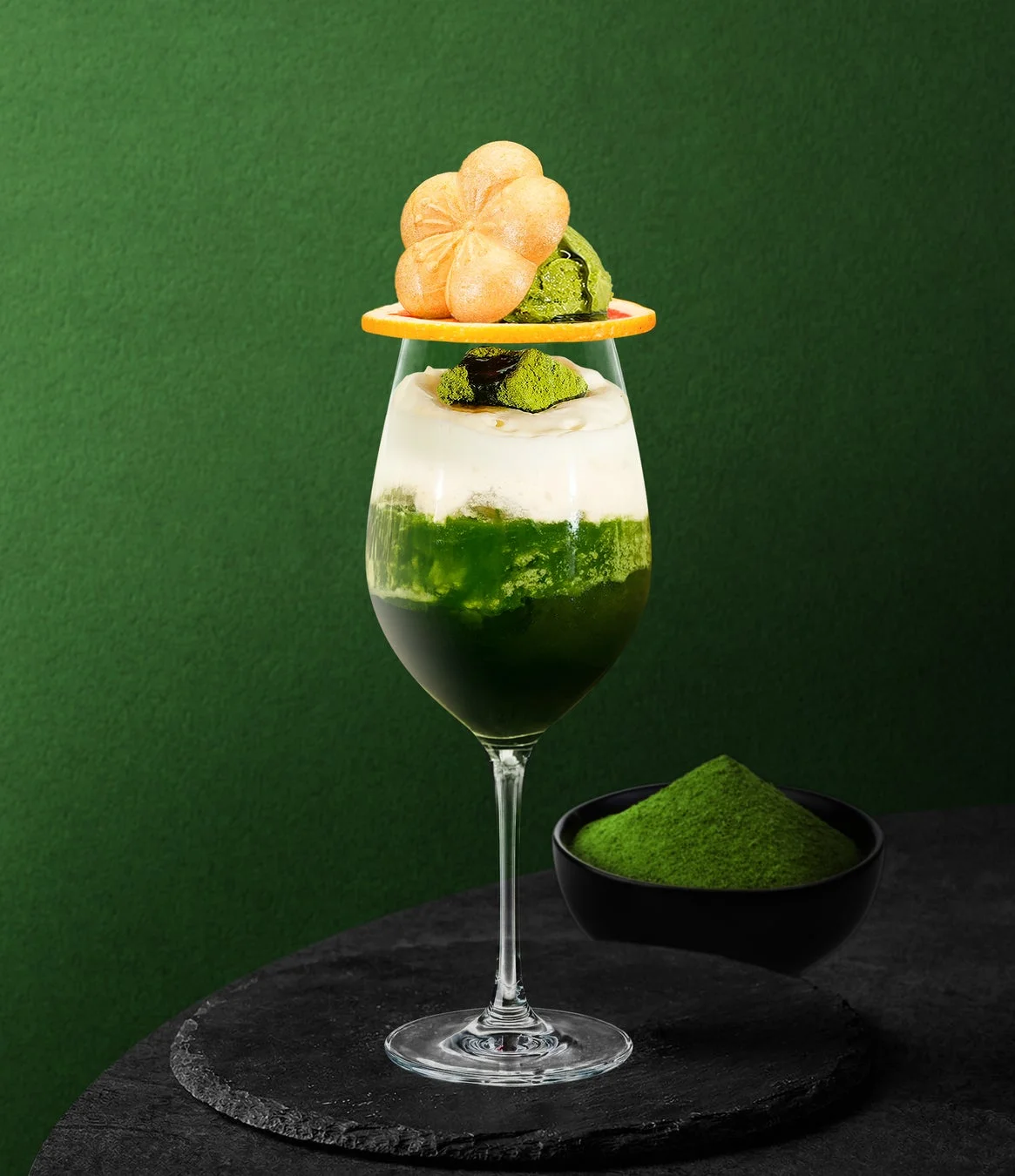 抹茶とクリームが層になったグラスデザート