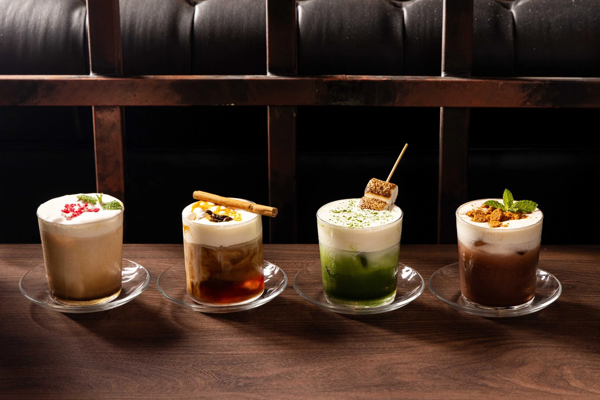 木製のテーブルに並べられた4種類の冷たいドリンク