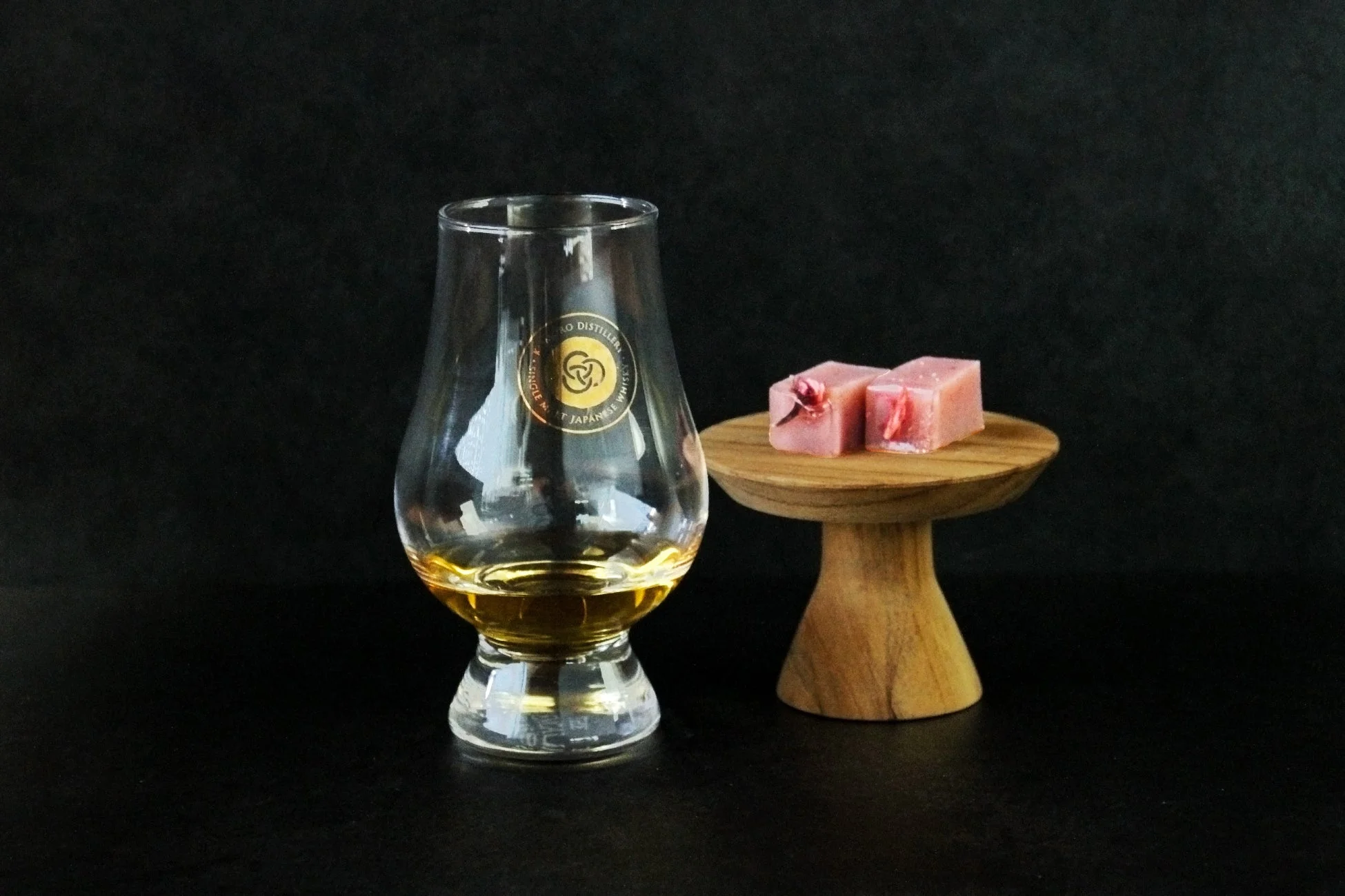 ウイスキーと桜の和菓子