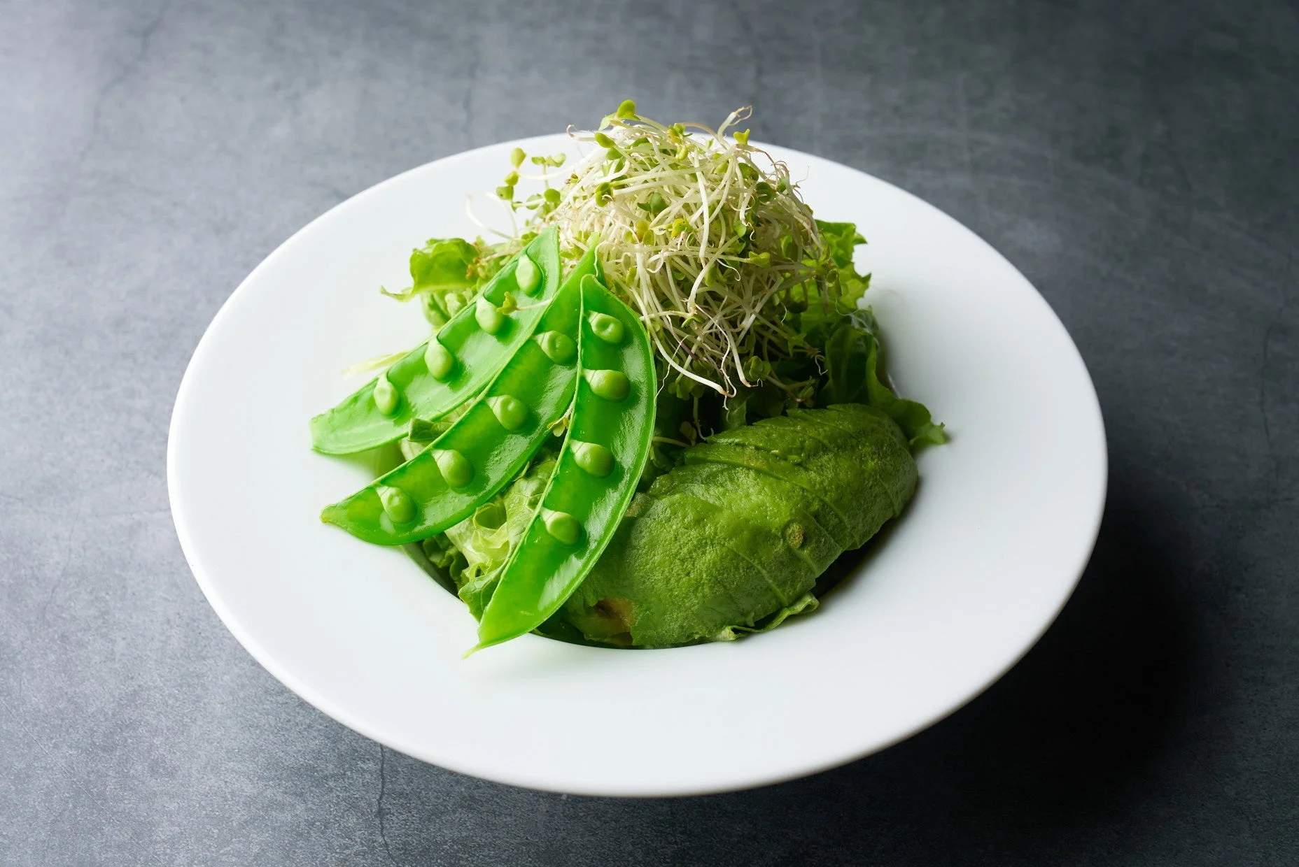 新鮮な緑の野菜が中心のヘルシーなサラダ