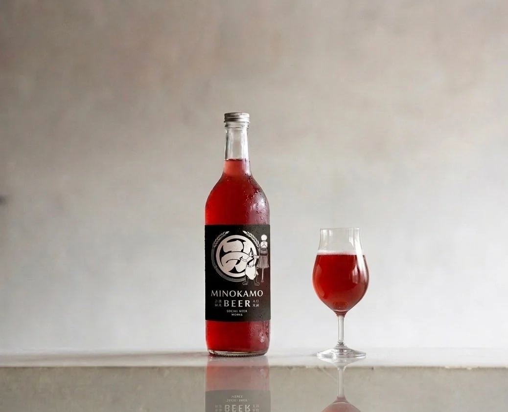 赤いビールボトルとグラス