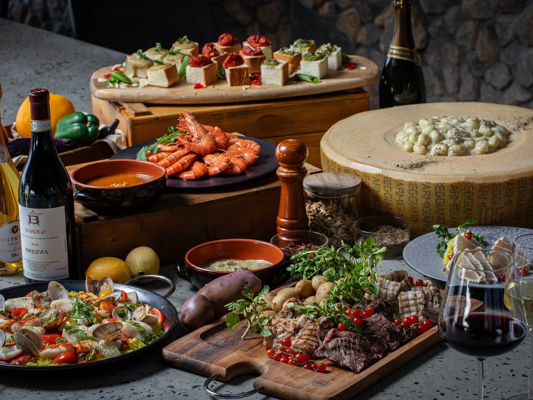 豪華な料理とワイン