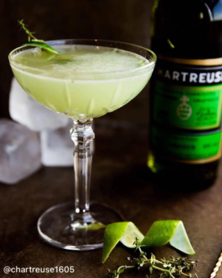 400年以上の歴史を紡ぐ秘薬酒「シャルトリューズ」の記念日！限定カクテルで、その魅力に酔いしれる特別な体験を🥂✨