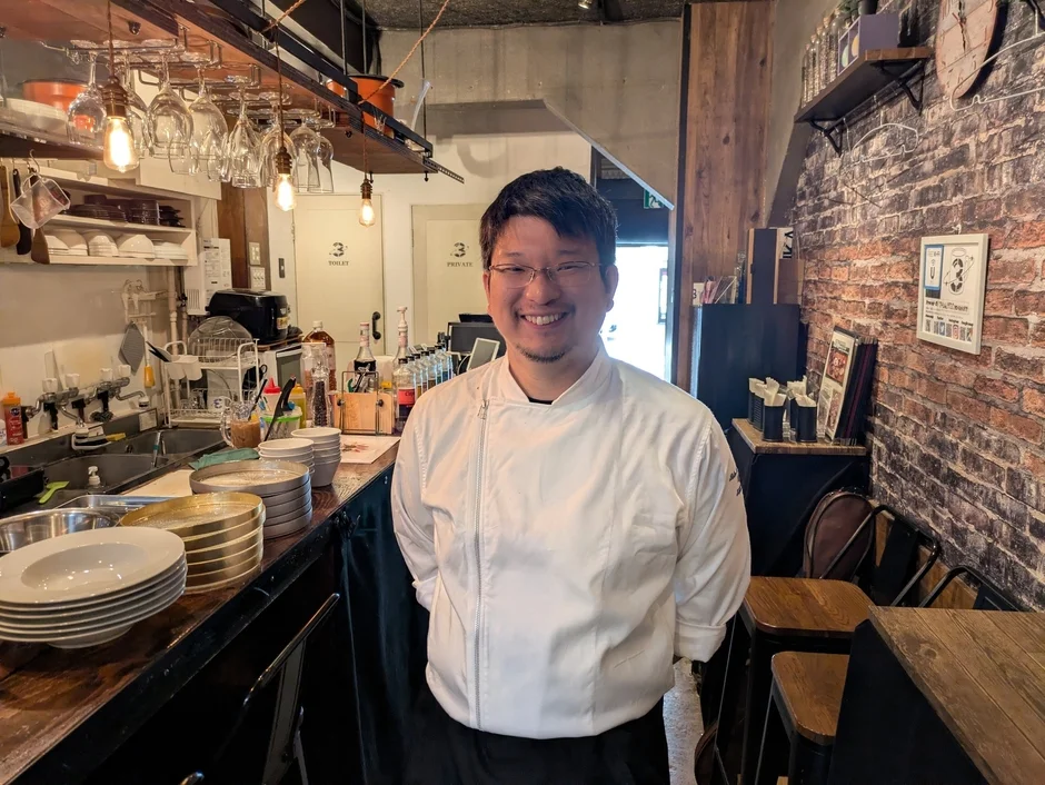 白いコック服を着た男性シェフ