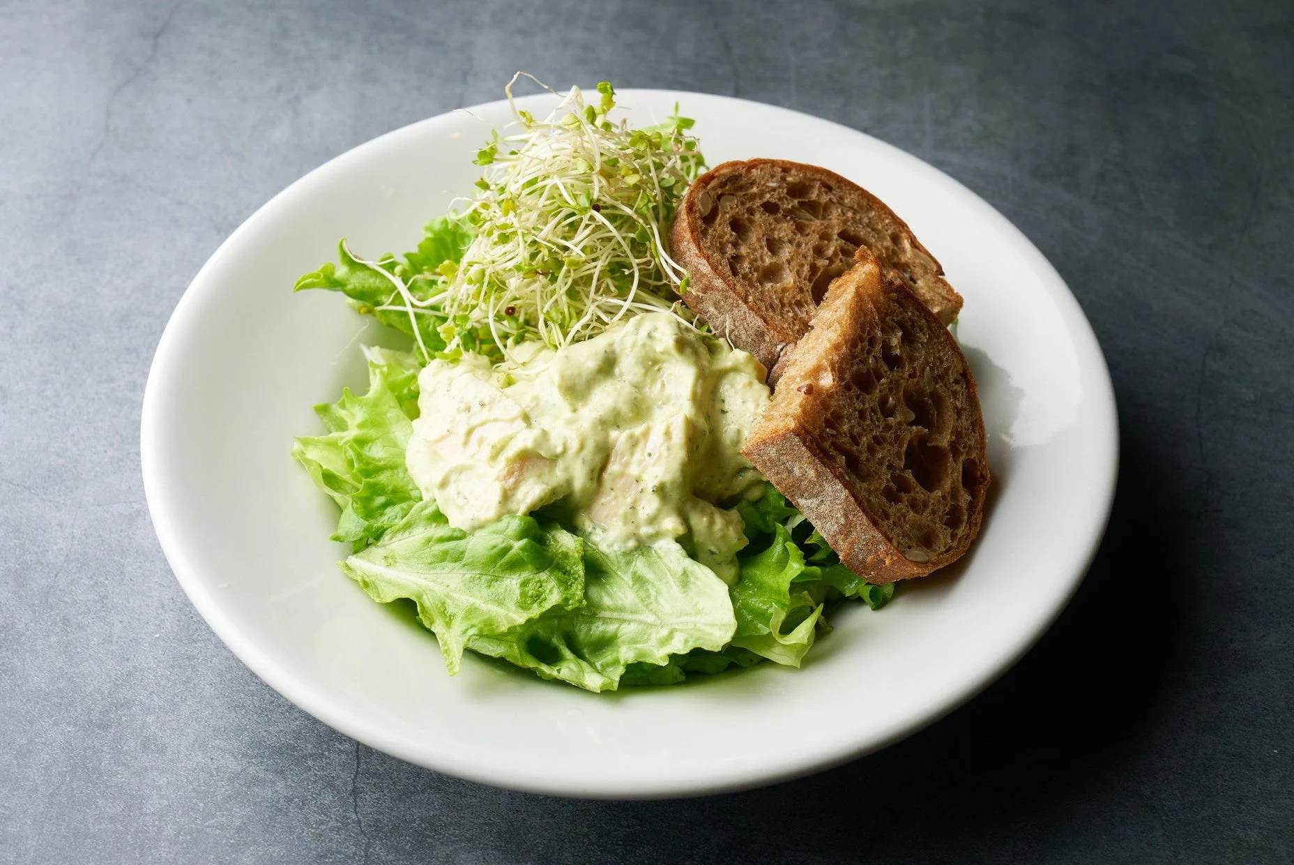 チキン（またはアボカド）サラダと全粒粉パン