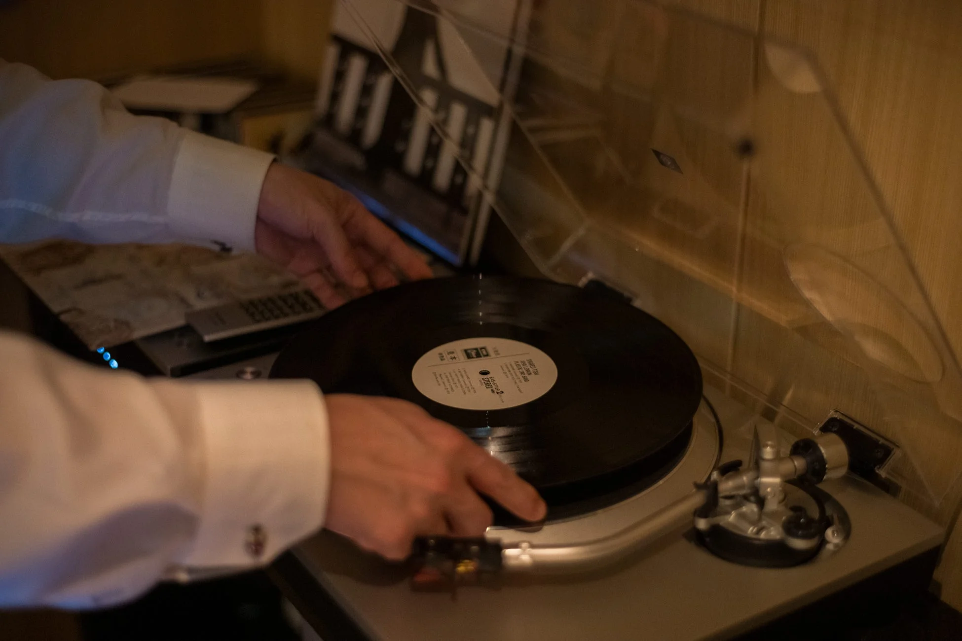 レコードプレーヤーにレコードをセットしている様子