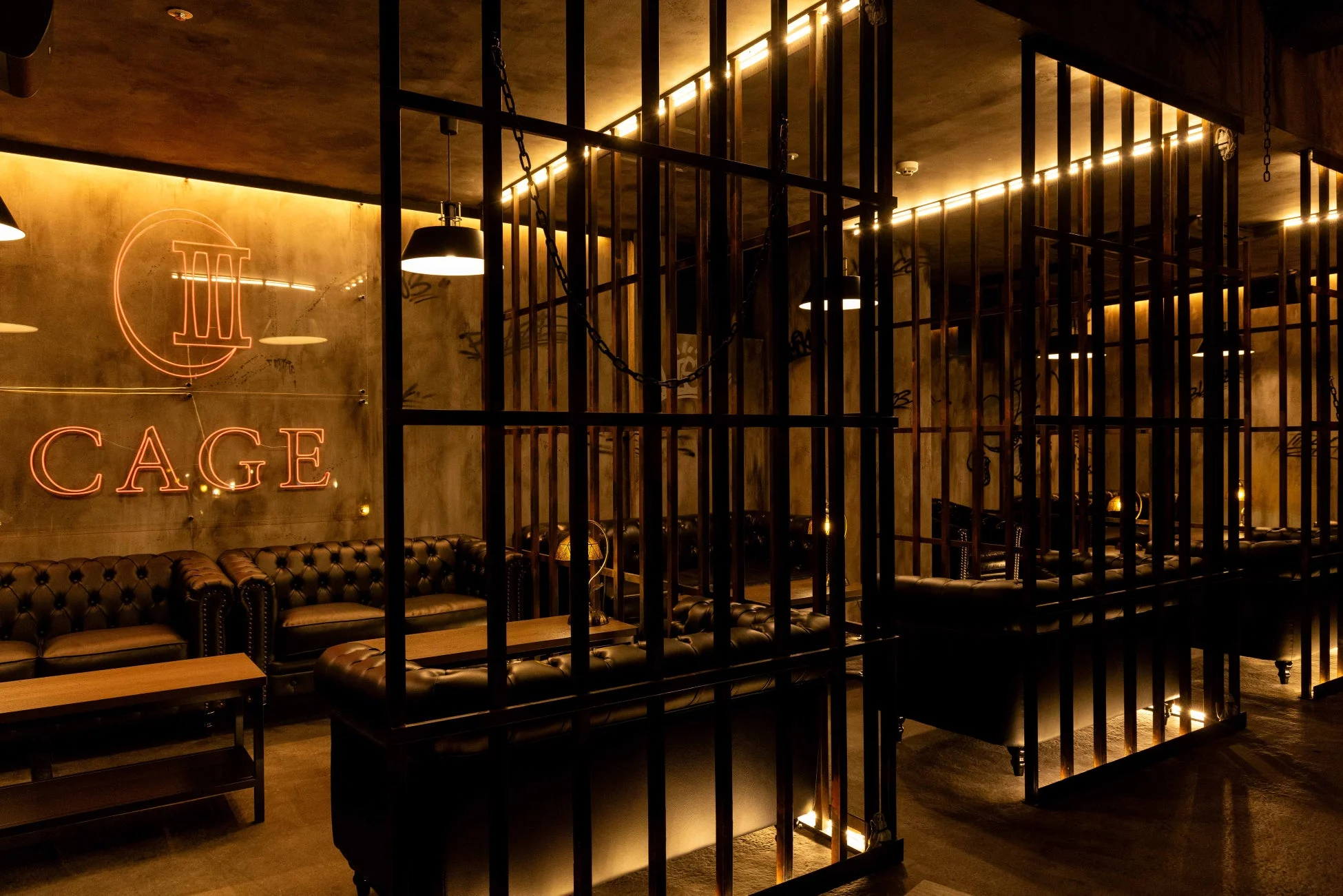 監獄をテーマにしたユニークなバーまたはラウンジの内部