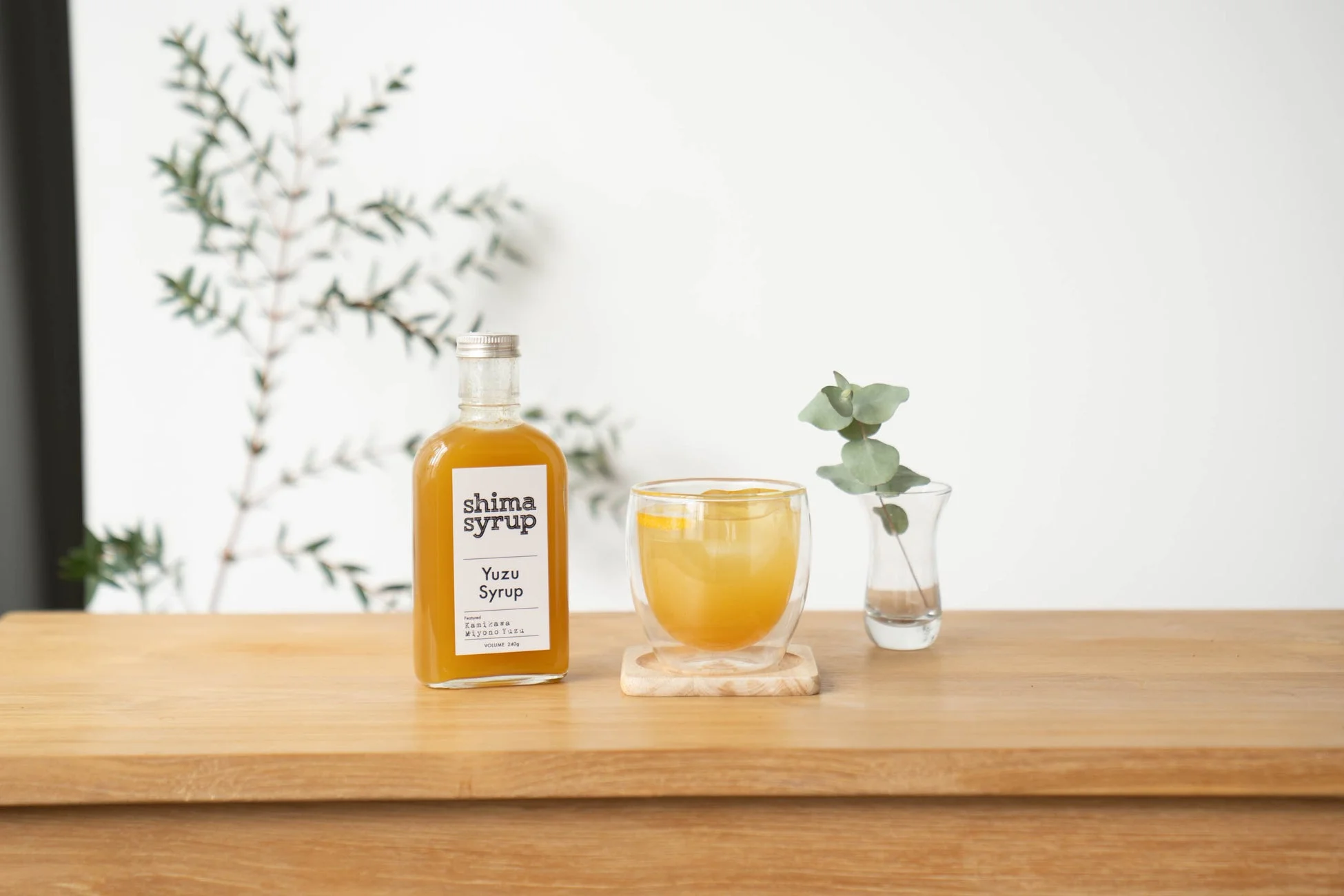 Yuzunadeのボトルとグラス