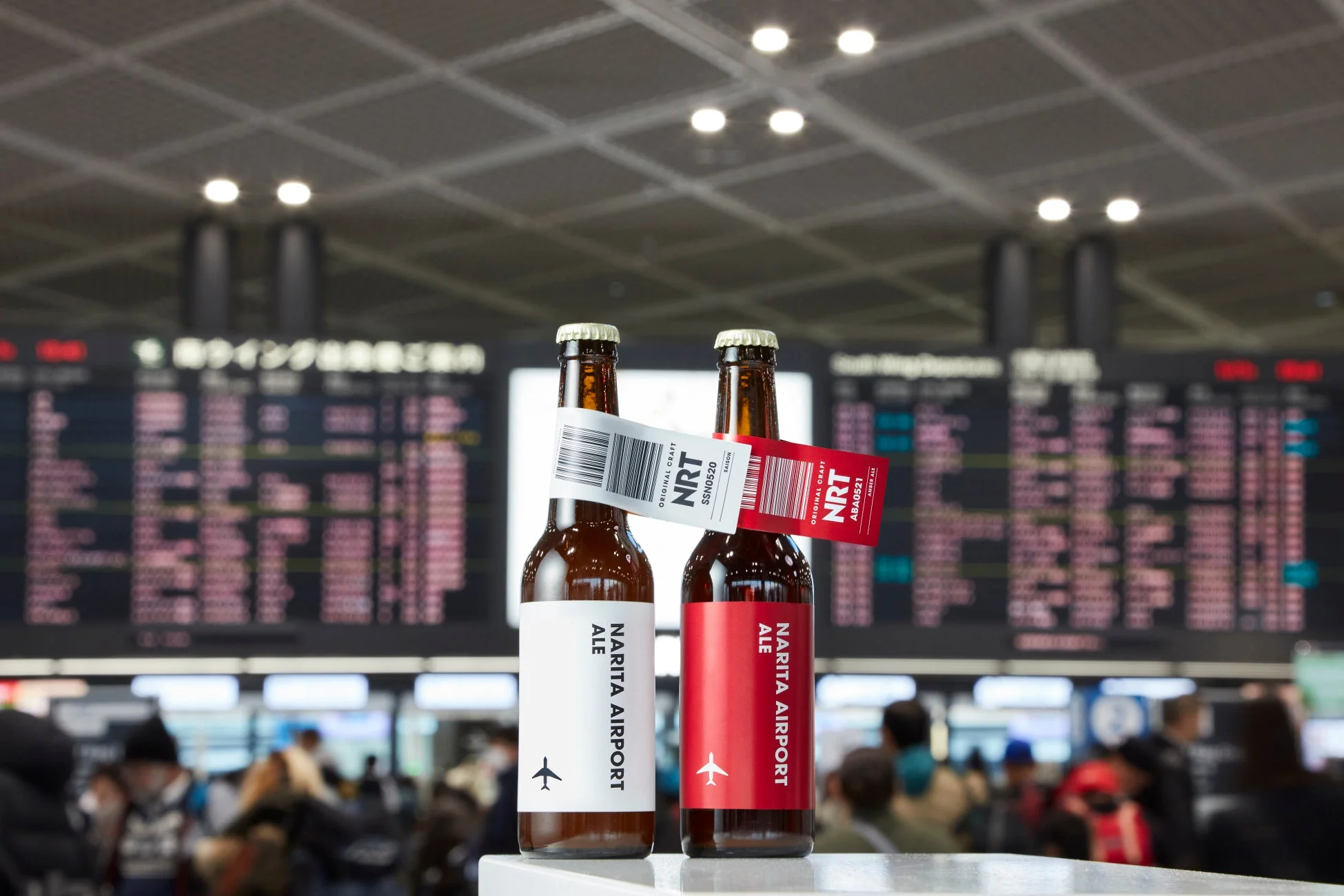 成田空港エール2種と空港出発案内板