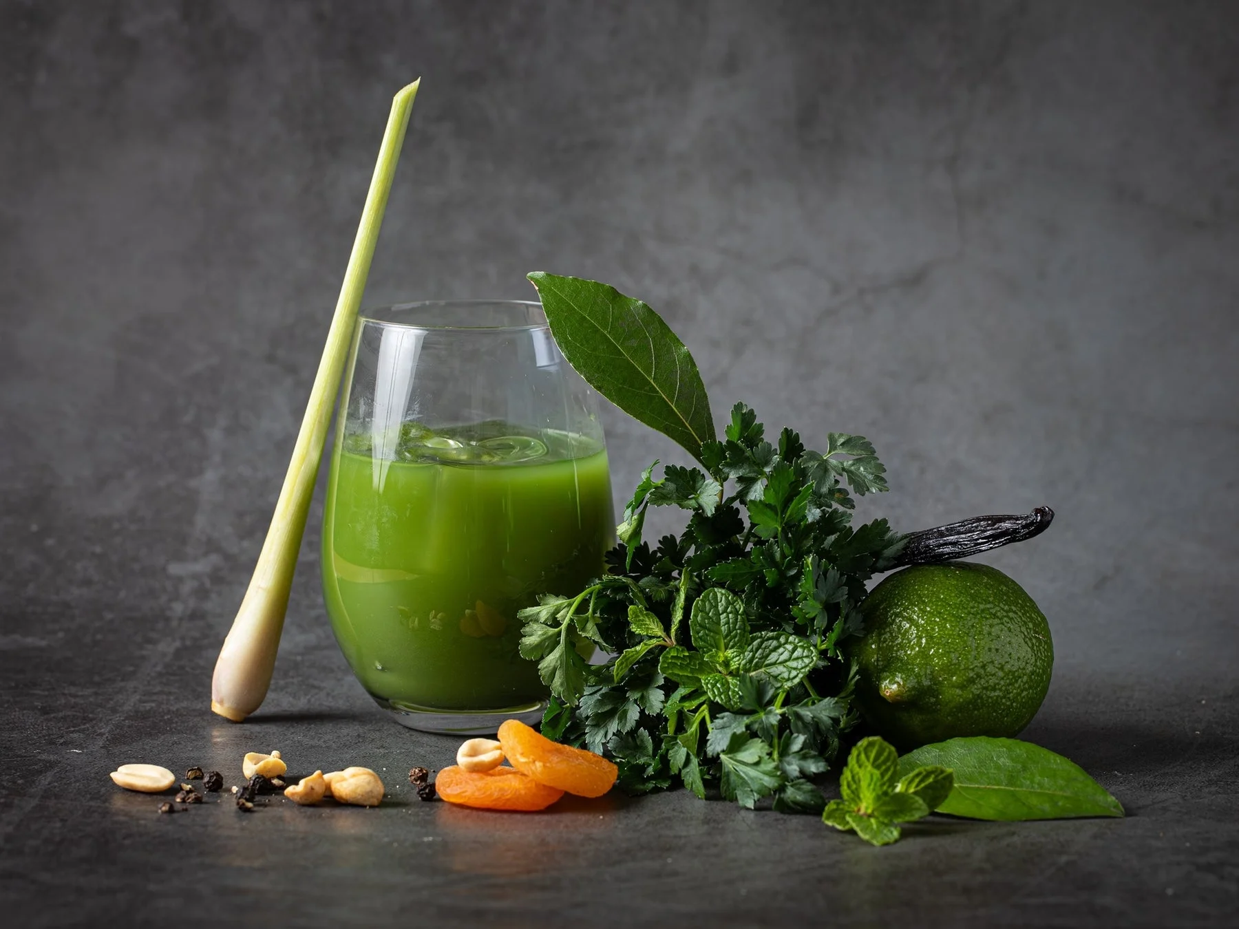 フレッシュなハーブや果物とドリンク