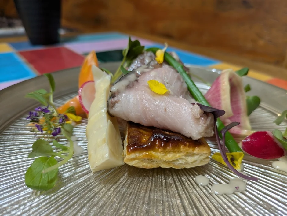 美しく盛り付けられた魚料理