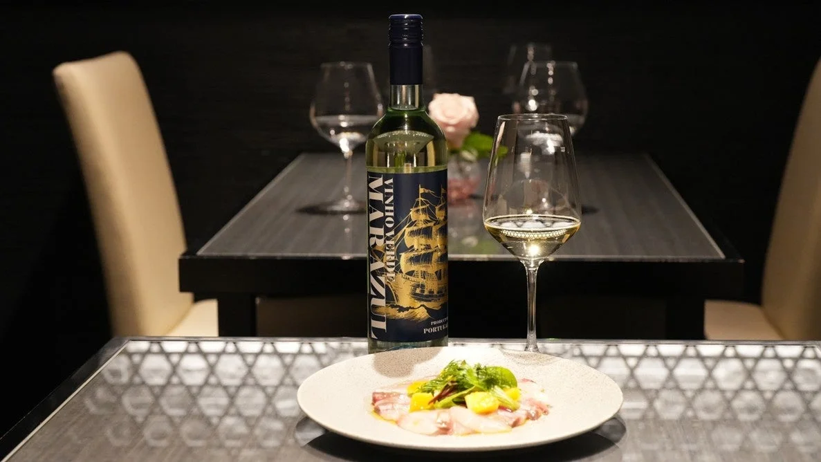 ワインボトルとグラス、料理の食卓