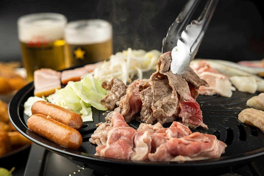 焼肉を楽しむ人々