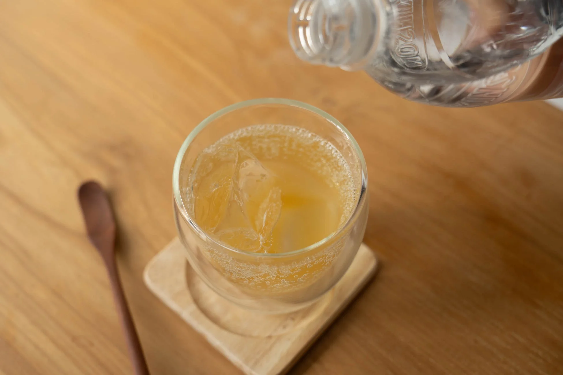 炭酸水を注ぐ様子