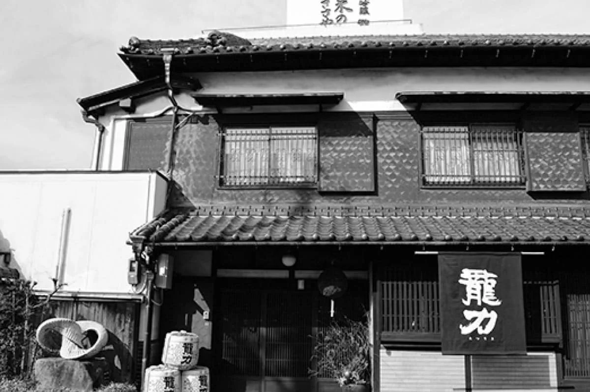 瓦屋根が特徴的な日本の伝統的な家屋