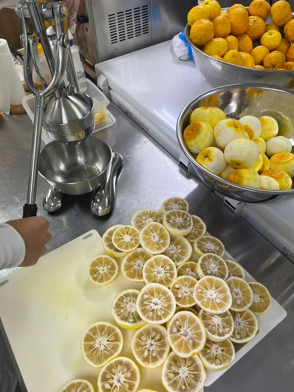 手搾り製法で柚子を搾る様子