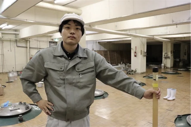 男性作業員、醸造所内
