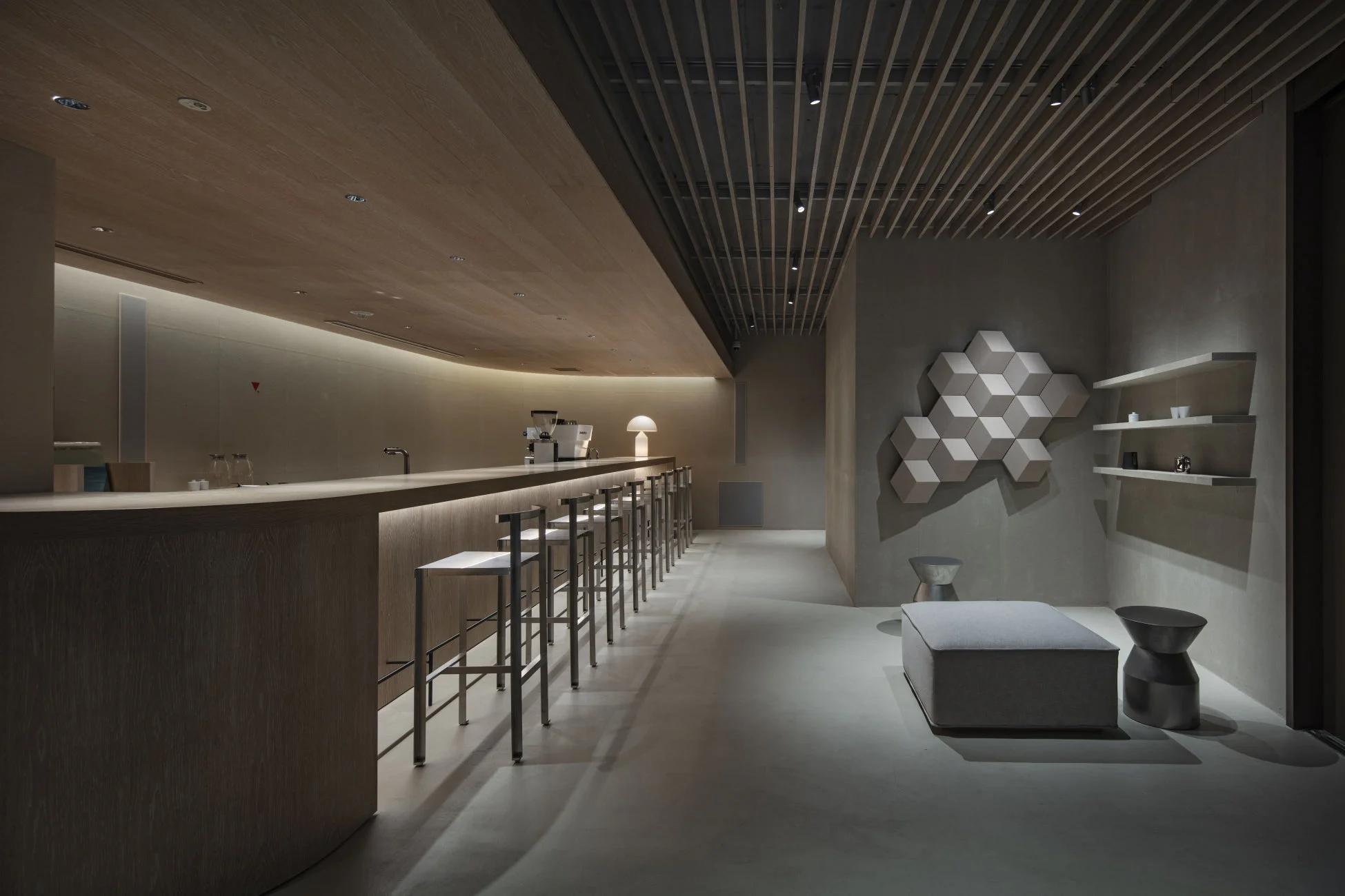 モダンでミニマリストなカフェまたはバーのインテリアです