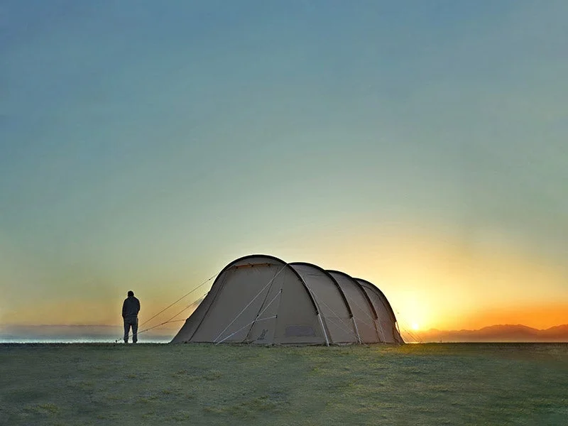 DODのテントが広大な自然の中に設置されている様子