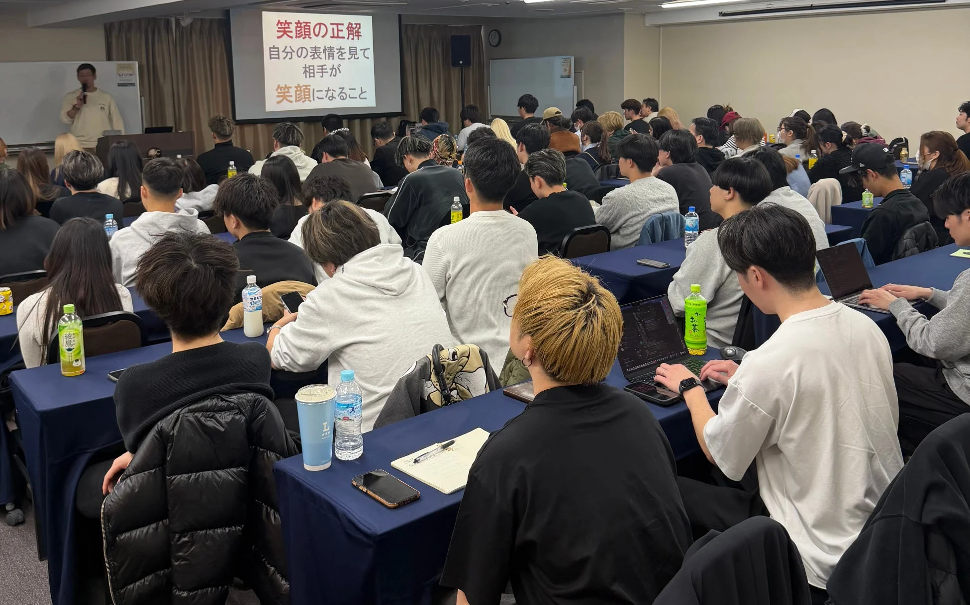 研修で笑顔について学ぶ参加者たち