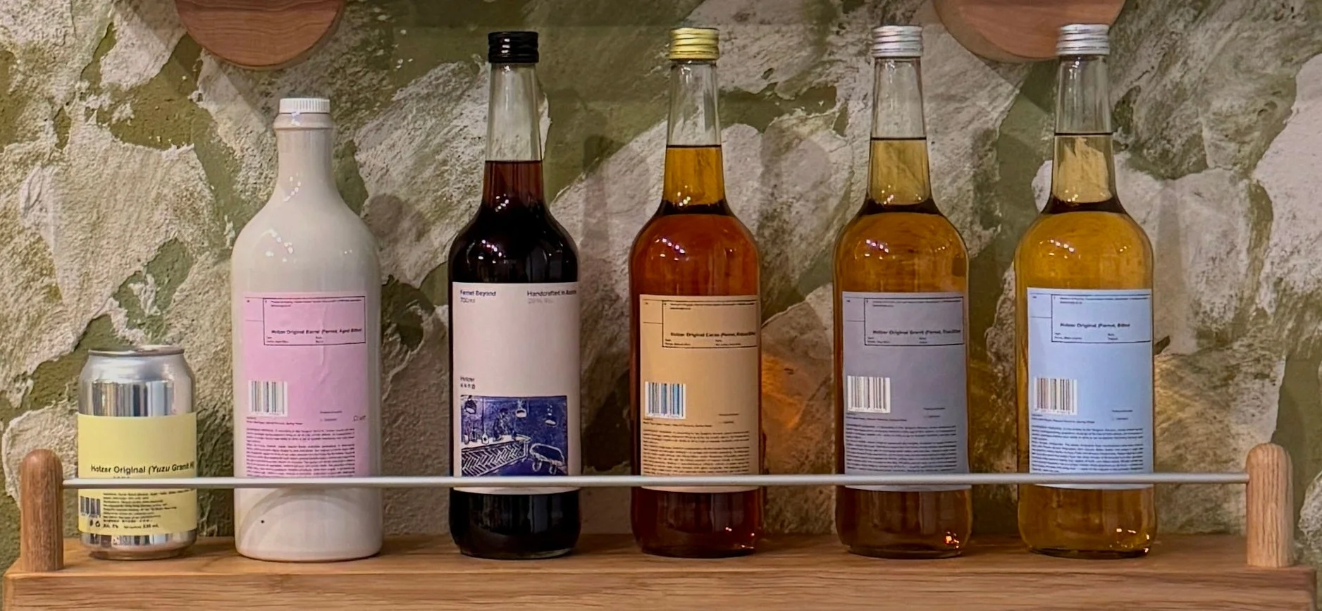 Holzer Originalなどのボトルが並んだ棚