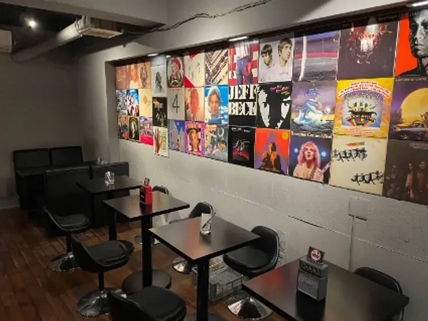 LPジャケットが飾られた店内