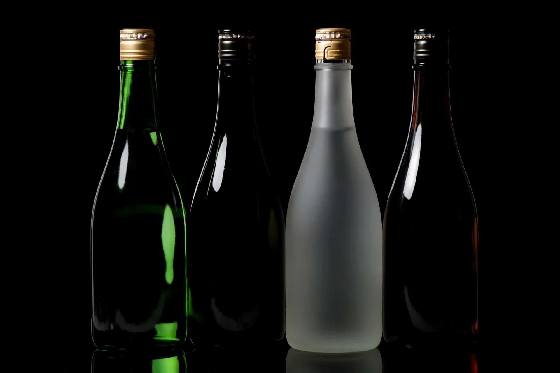 様々な酒瓶が並べられた様子