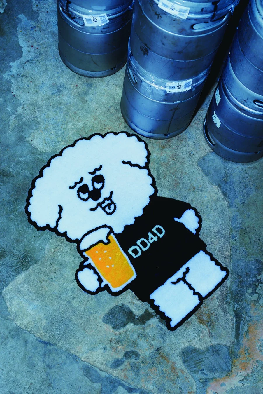 ビールジョッキを持つ犬のキャラクターが描かれたラグマット