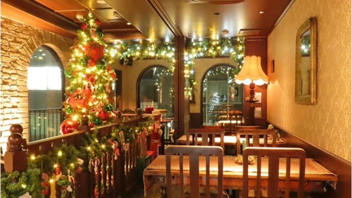 クリスマスデコレーションで飾られたレストランまたはカフェの店内風景