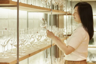 グラス一つで、お酒の「味パ」が劇的に変わる！？🥂✨ 激減するガラス工場と酒類業界の未来を拓く体験型ラボが大阪にリニューアル！