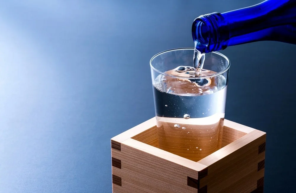 日本酒をグラスに注ぐ様子