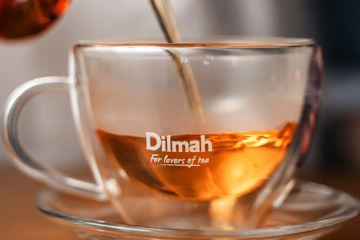 Dilmahの紅茶を注ぐ様子