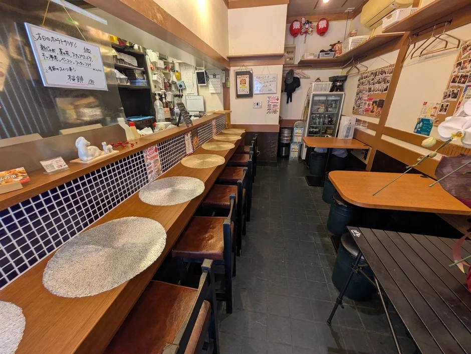 店内のカウンター席とテーブル席