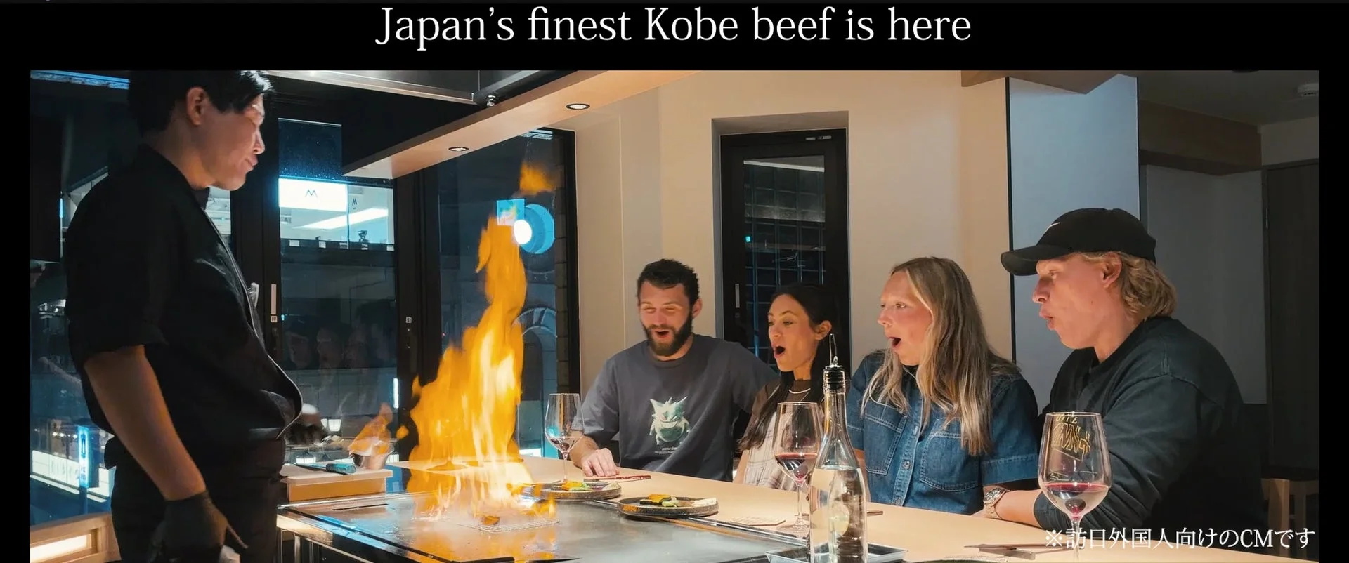 鉄板焼きを楽しむ外国人観光客