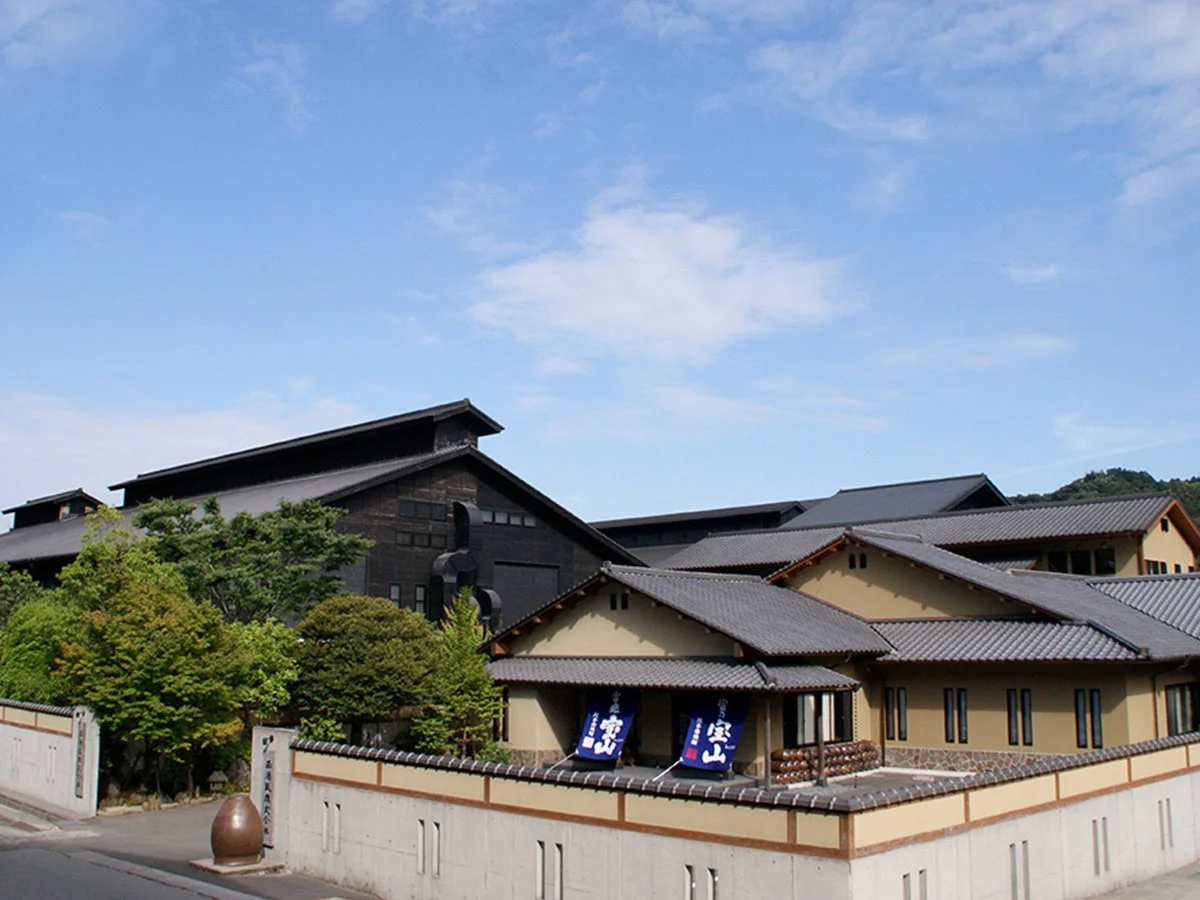 青空の下、日本の伝統的な建築様式の建物群が広がる風景