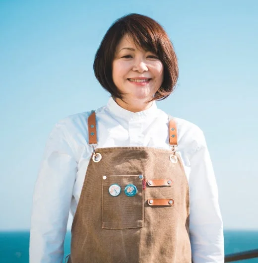 青空を背景に笑顔の女性