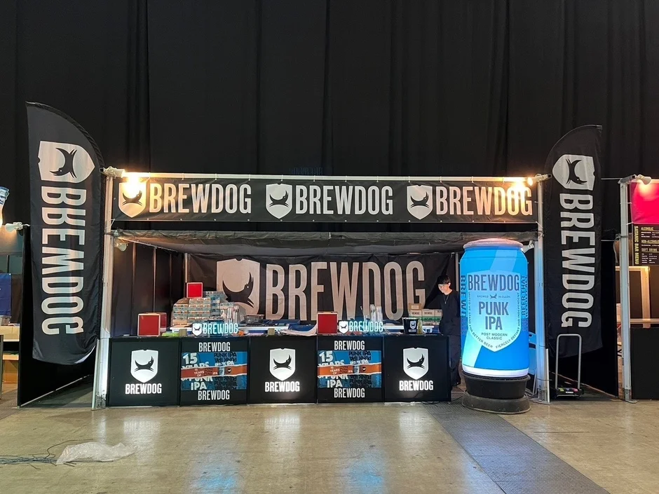 BREWDOGのイベントブースで、大きなPUNK IPAの缶型ディスプレイ