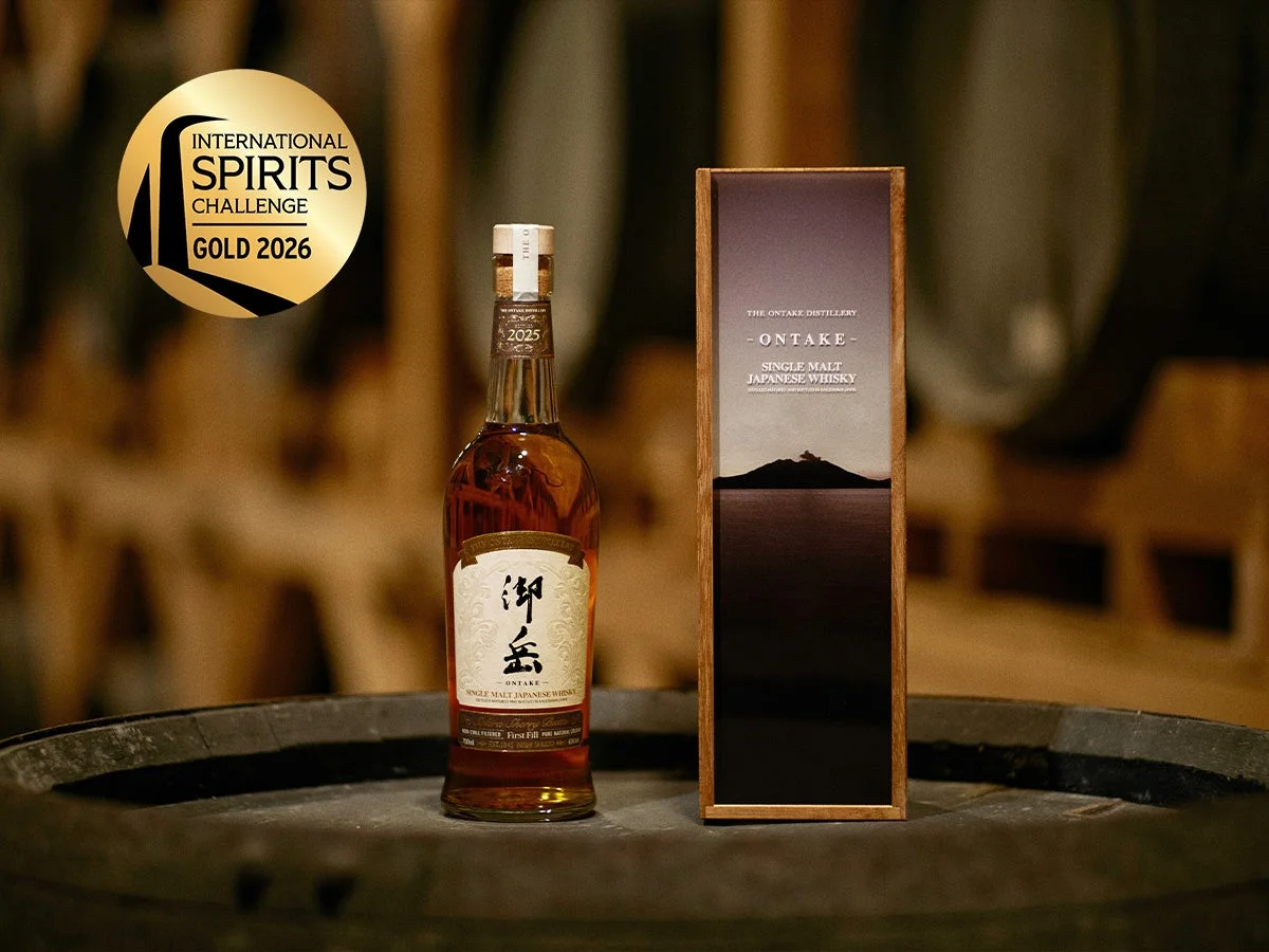 ISC金賞受賞の「JAPANESE SINGLE MALT WHISKY 御岳 2025」のボトルと木箱