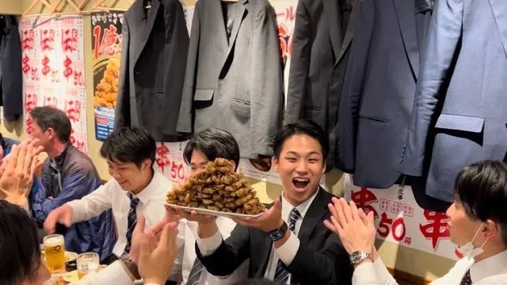 伝串を楽しむ人々