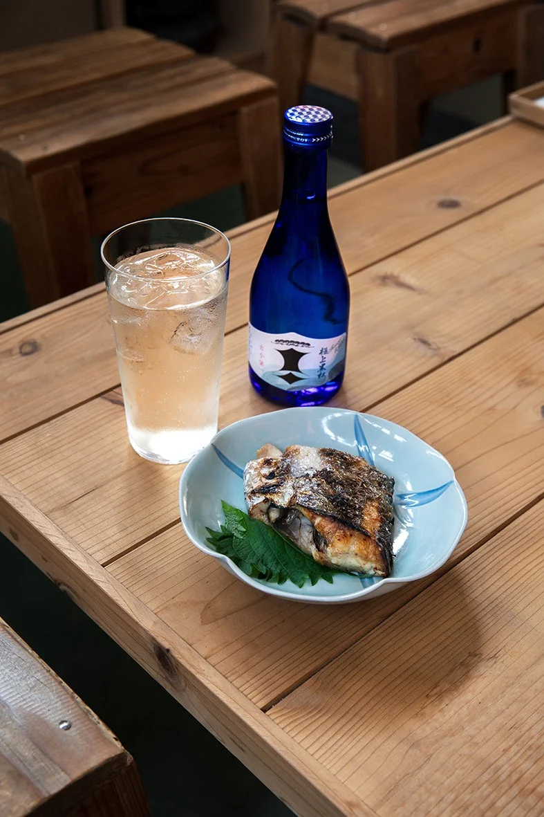 焼き魚と極上黒松剣菱