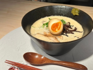 京都の隠れた名店が昼の顔へ✨ 3席限定「比内地鶏100％鶏白湯ラーメン」に込められた経営哲学と新たな挑戦