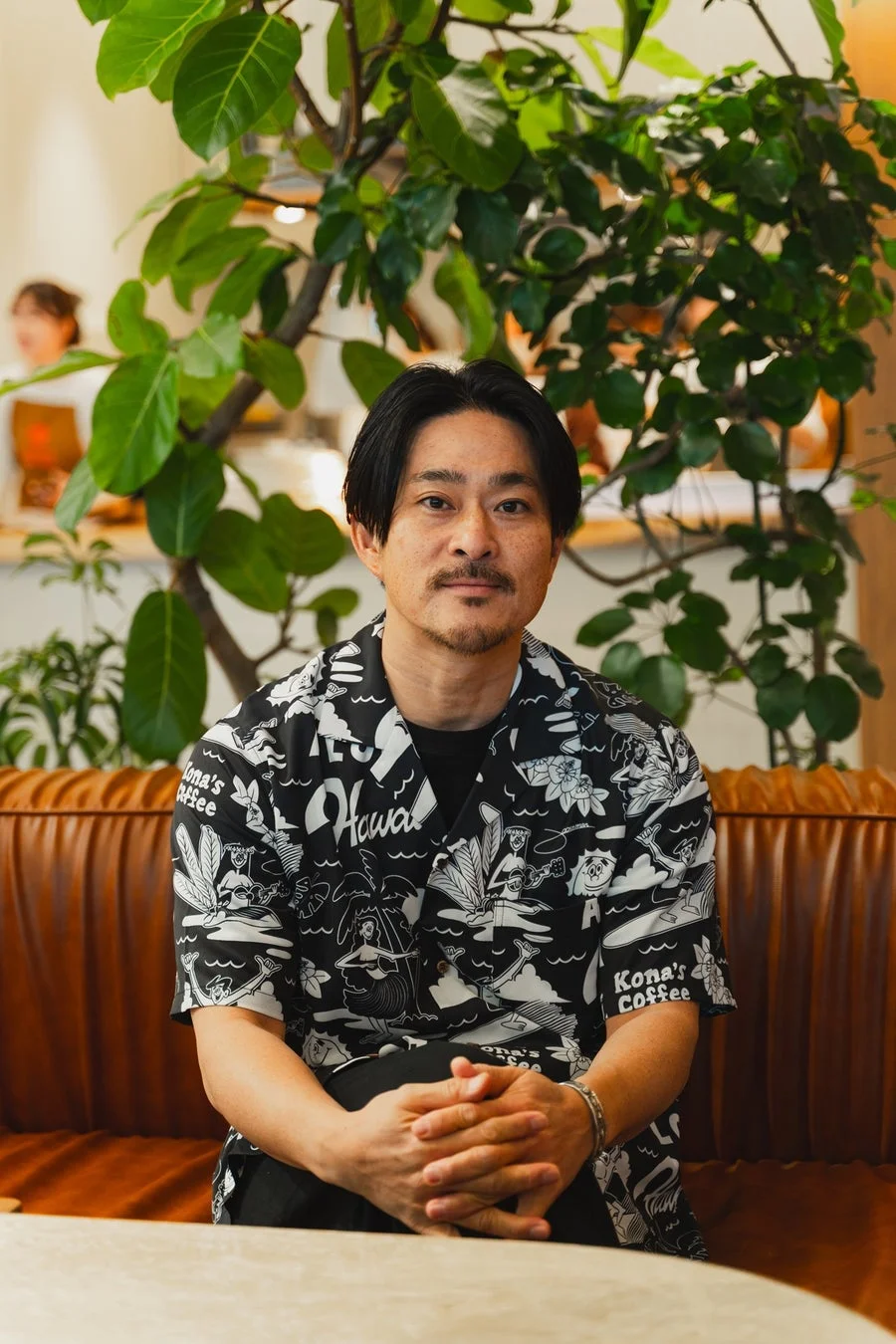 ハワイアンシャツを着た阿部和剛社長