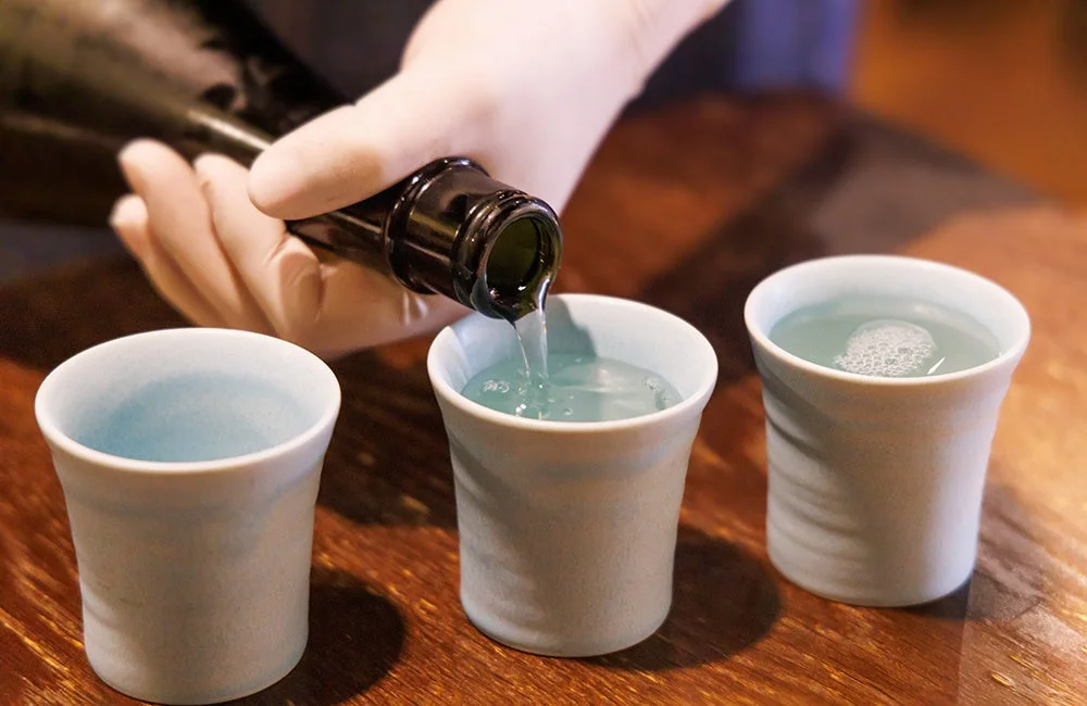 日本酒を注ぐ手