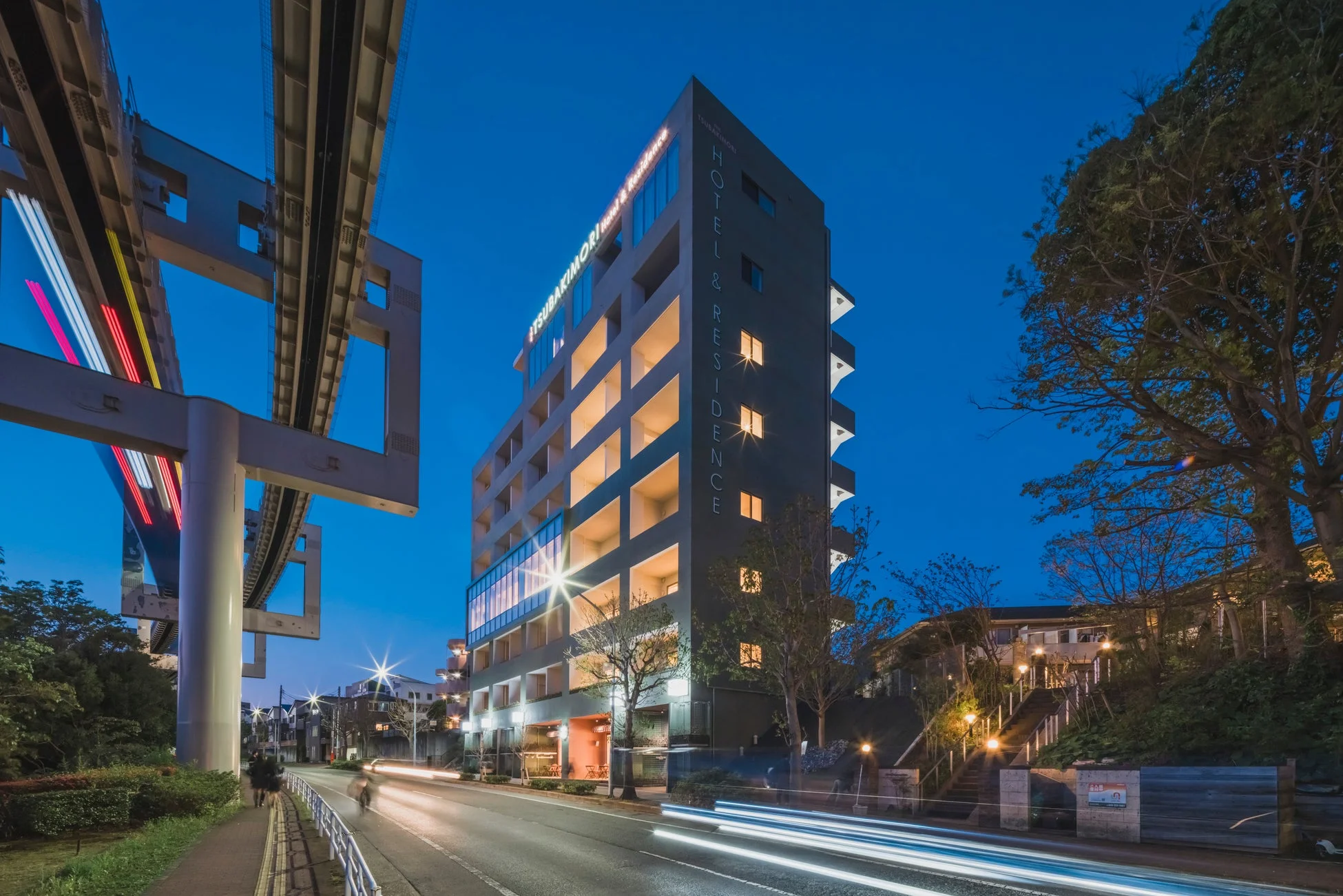 THE TSUBAKIMORI Hotel & Residenceの夜の外観