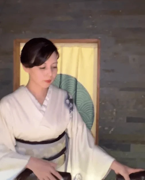 白い着物の女性
