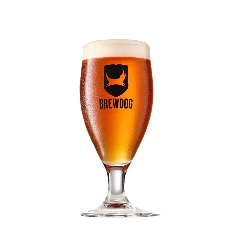 白い背景に、BREWDOGのロゴが入ったグラスに注がれた琥珀色のビール