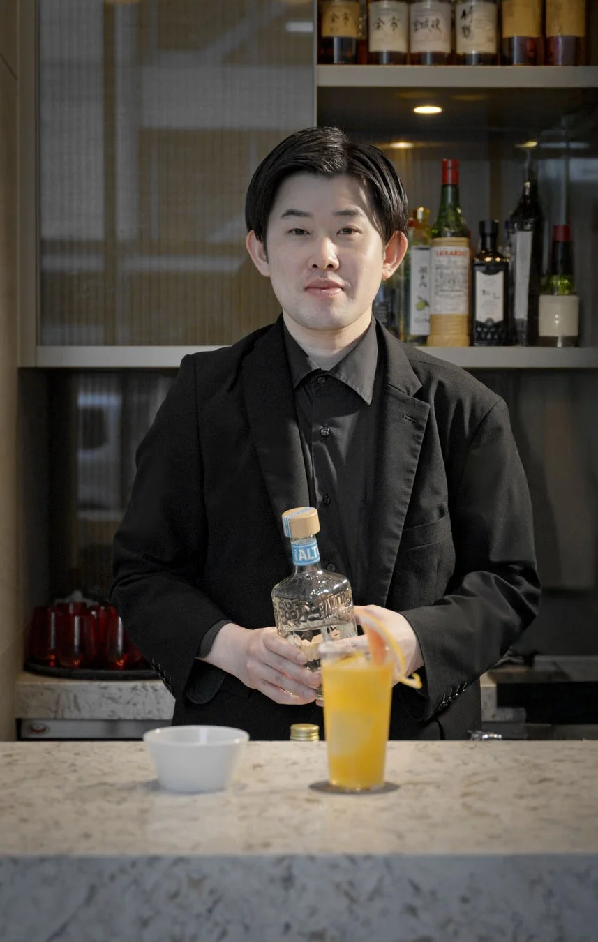 バーテンダーが準備している様子