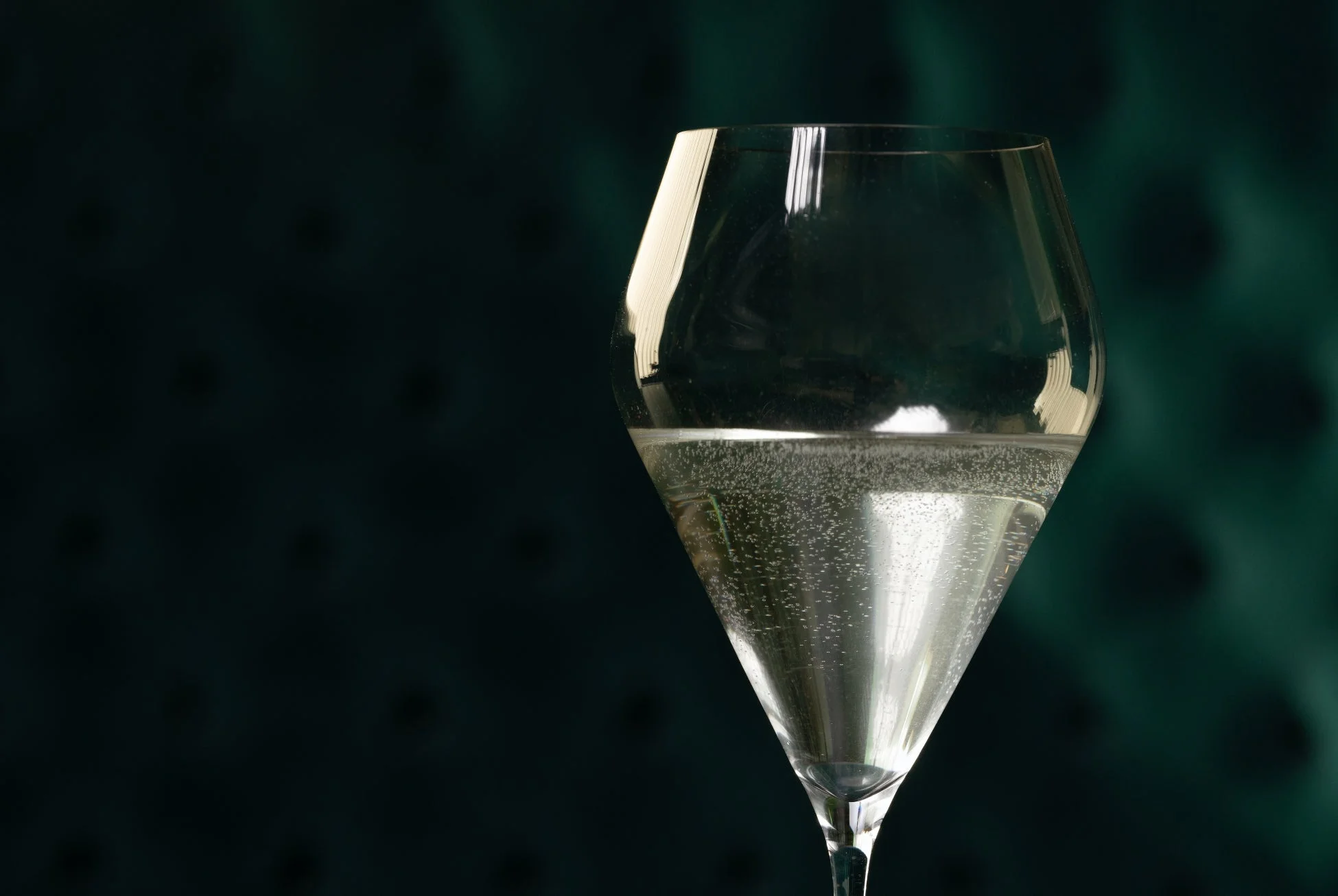 グラスに注がれたスパークリング日本酒